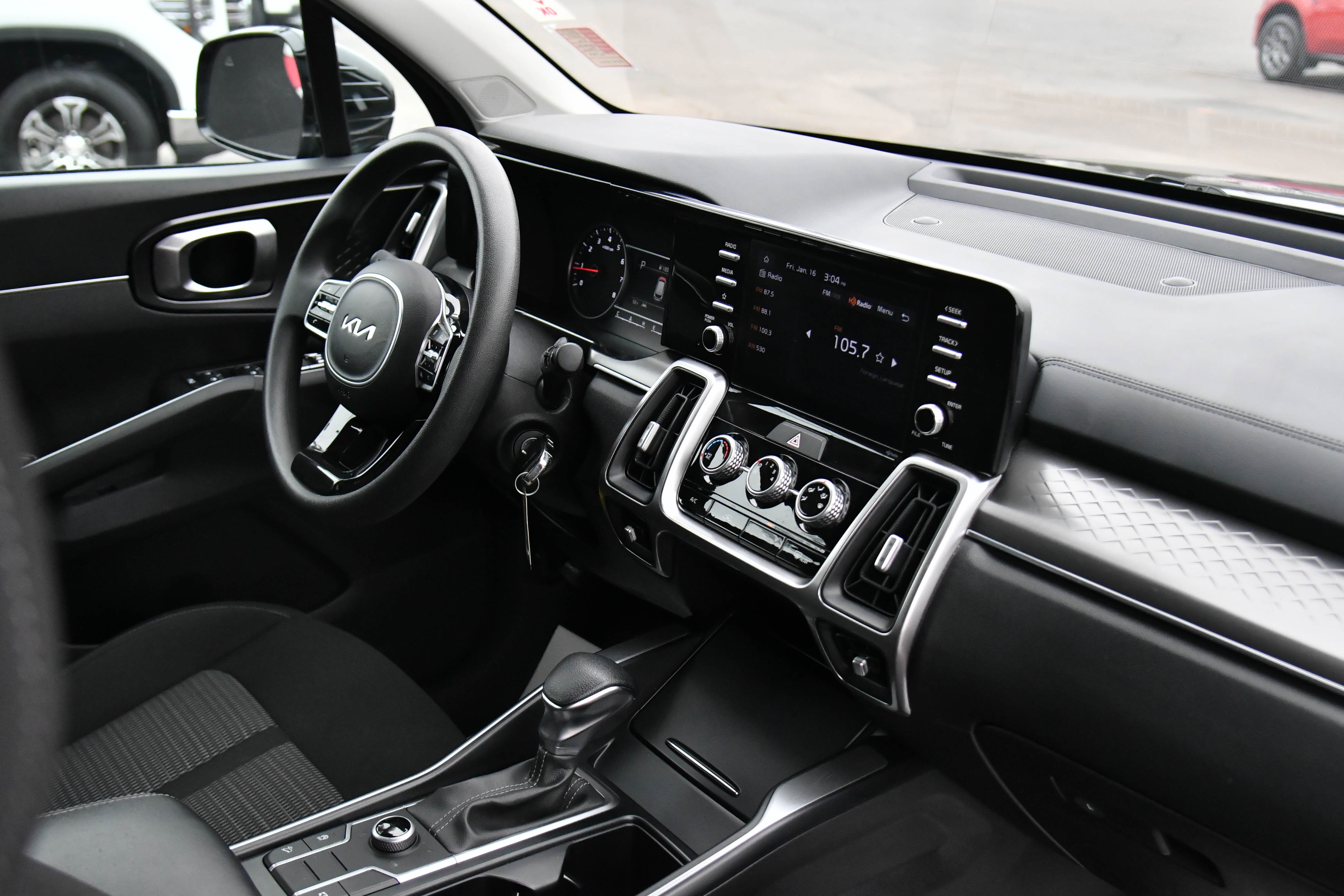 Used 2023 Kia Sorento LX image 39