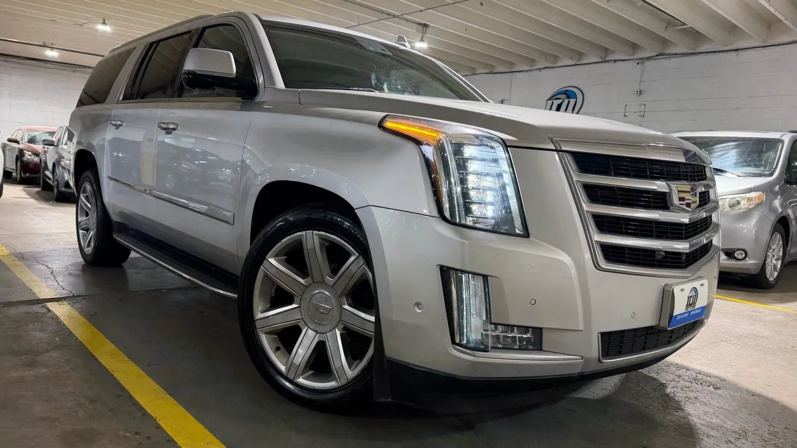 Used 2017 Cadillac Escalade ESV Luxury AWD/4WD image 5