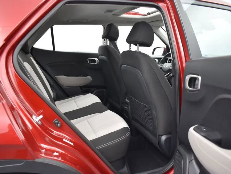 Used 2025 Hyundai Venue SEL image 18