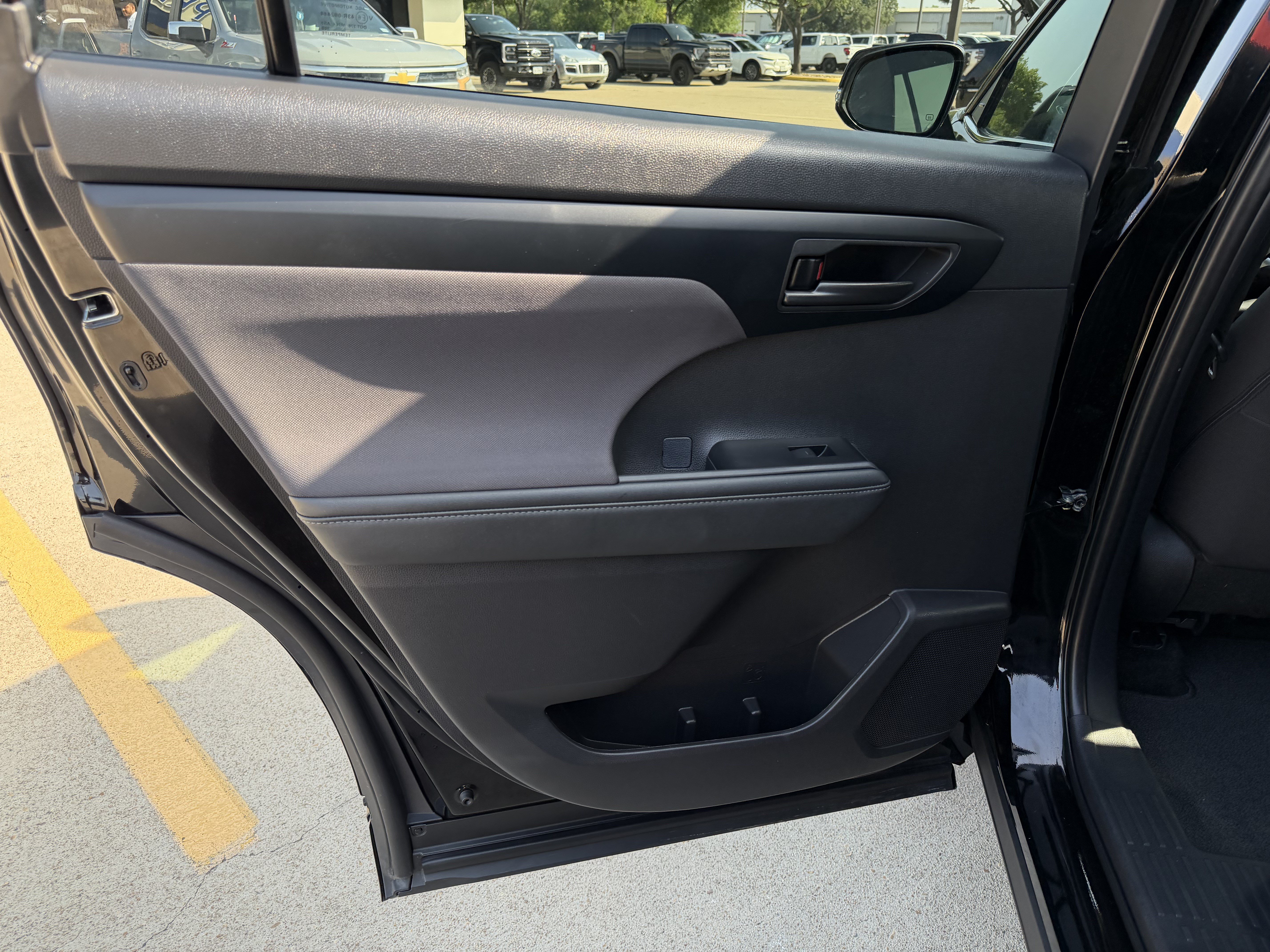 Used 2025 Toyota Highlander LE FWD image 12