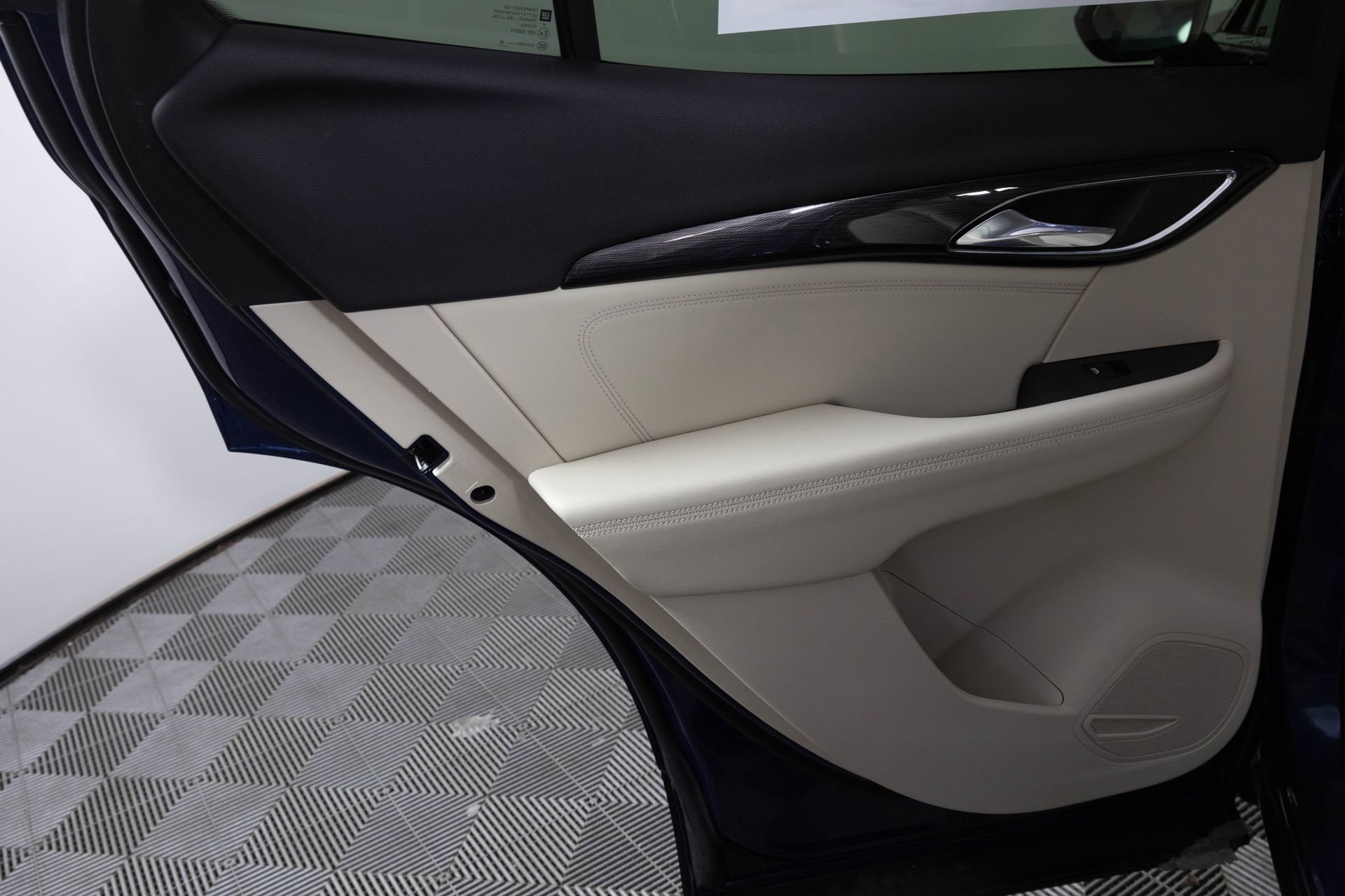 Used 2022 Buick Envision Essence w/ Safety Package image 26