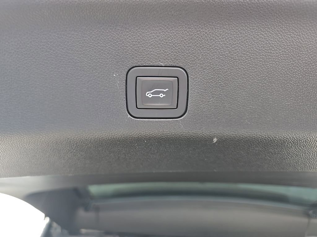 Used 2025 GMC Yukon XL Denali Ultimate image 6