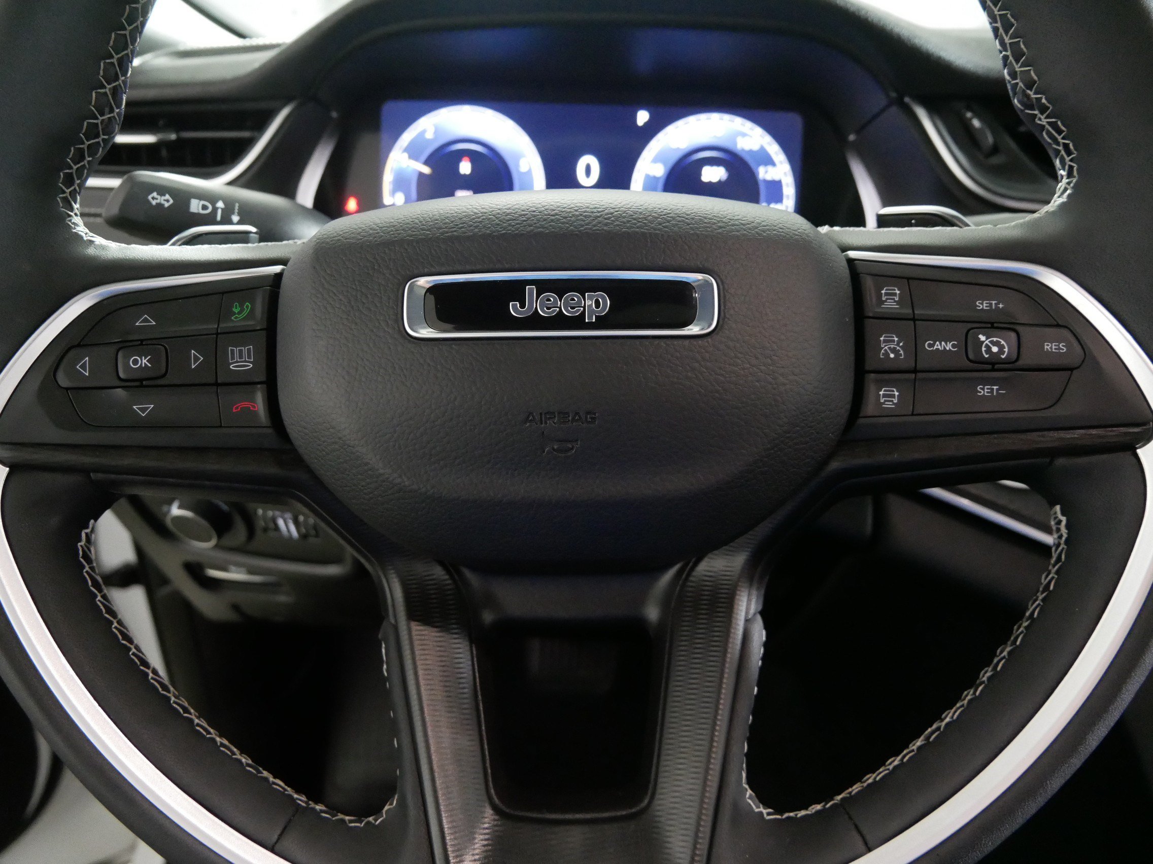 Used 2025 Jeep Grand Cherokee Altitude AWD/4WD image 25