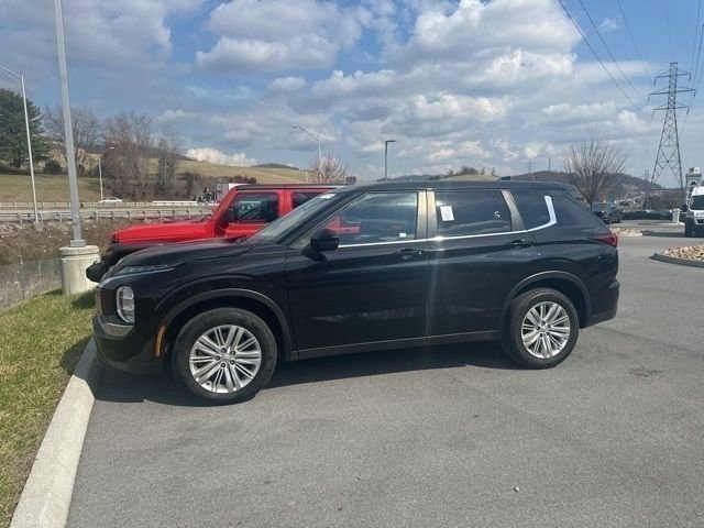 Used 2024 Mitsubishi Outlander ES image 3