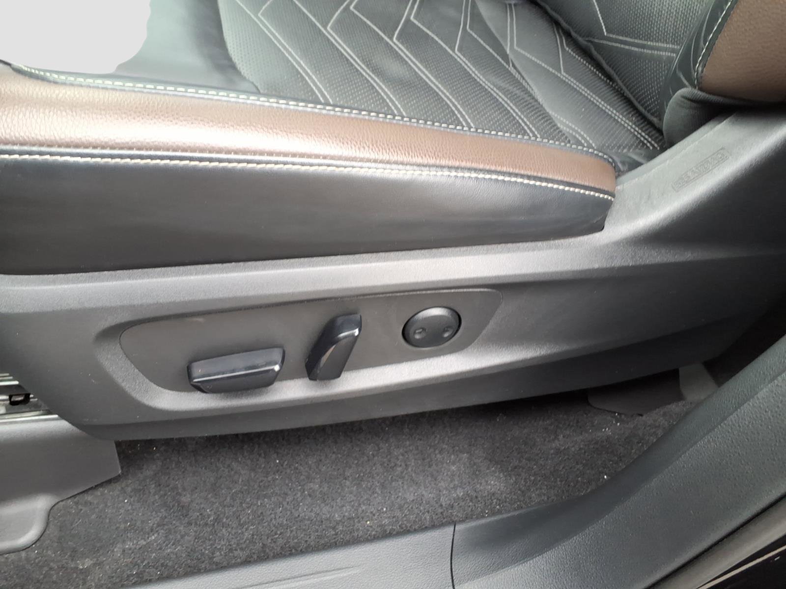Used 2022 Nissan Pathfinder Platinum w/ Cargo Package image 18