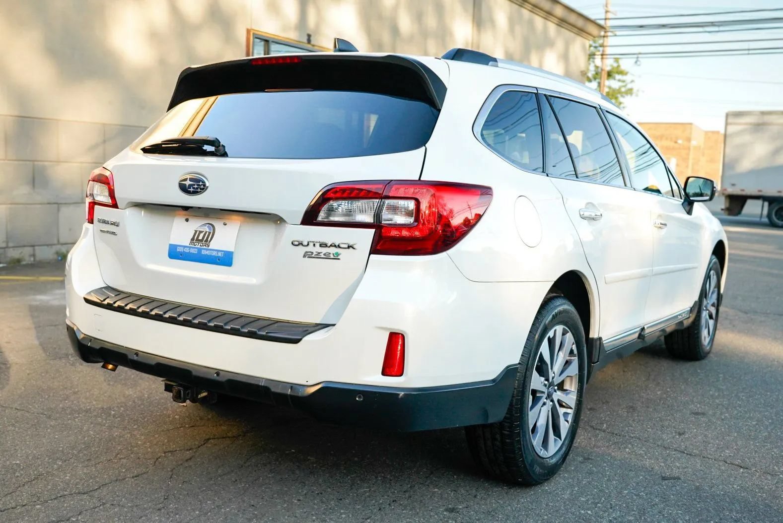 Used 2017 Subaru Outback 2.5i Touring AWD/4WD image 5