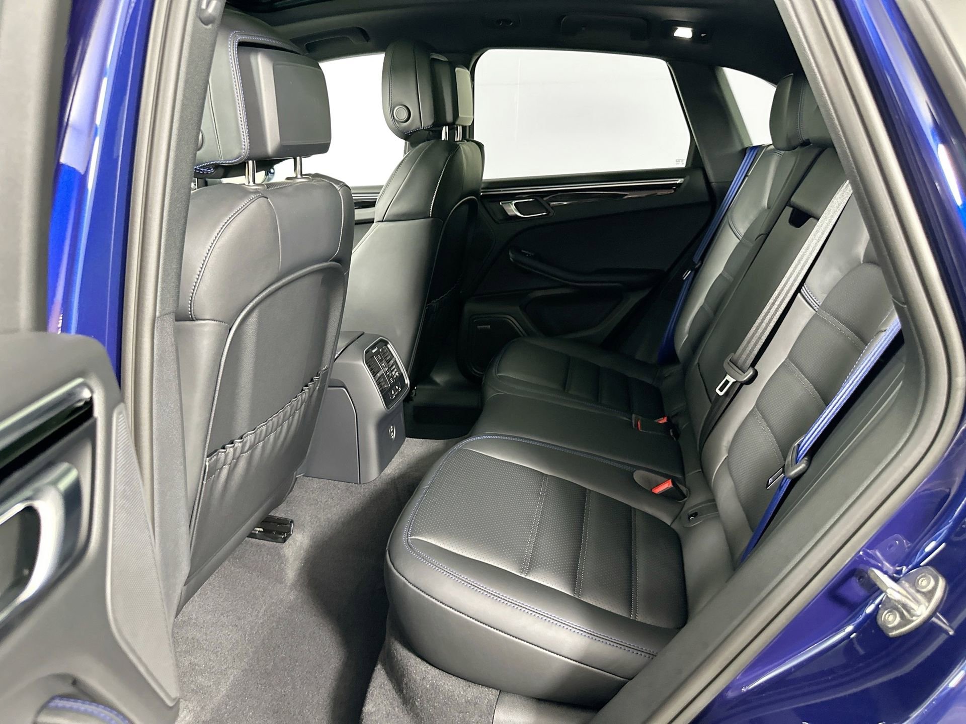 Certified 2025 Porsche Macan image 27