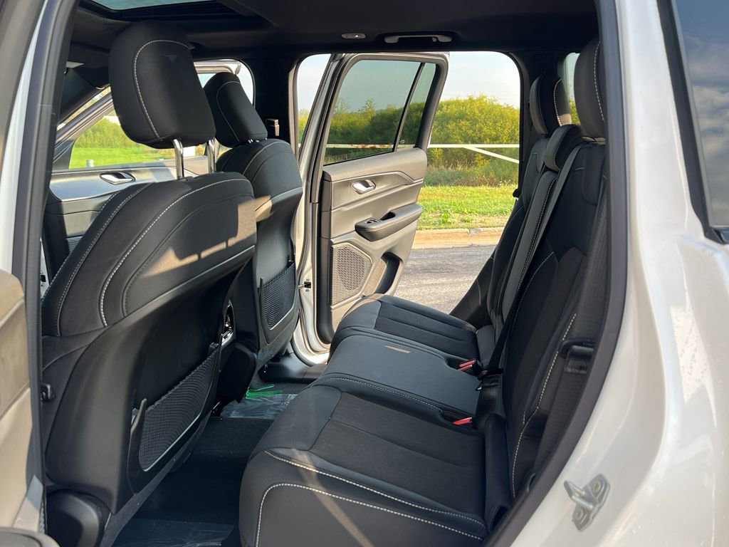 New 2025 Jeep Grand Cherokee Laredo X w/ Luxury Tech Group I image 36