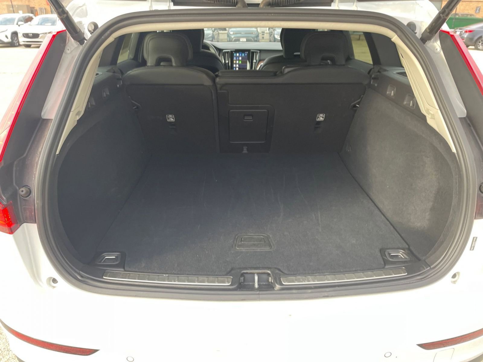 Used 2025 Volvo V60 B5 Cross Country Plus image 30