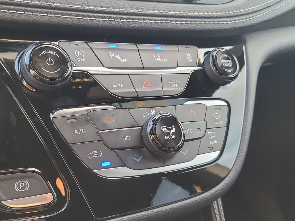 Certified 2025 Chrysler Pacifica Limited image 26