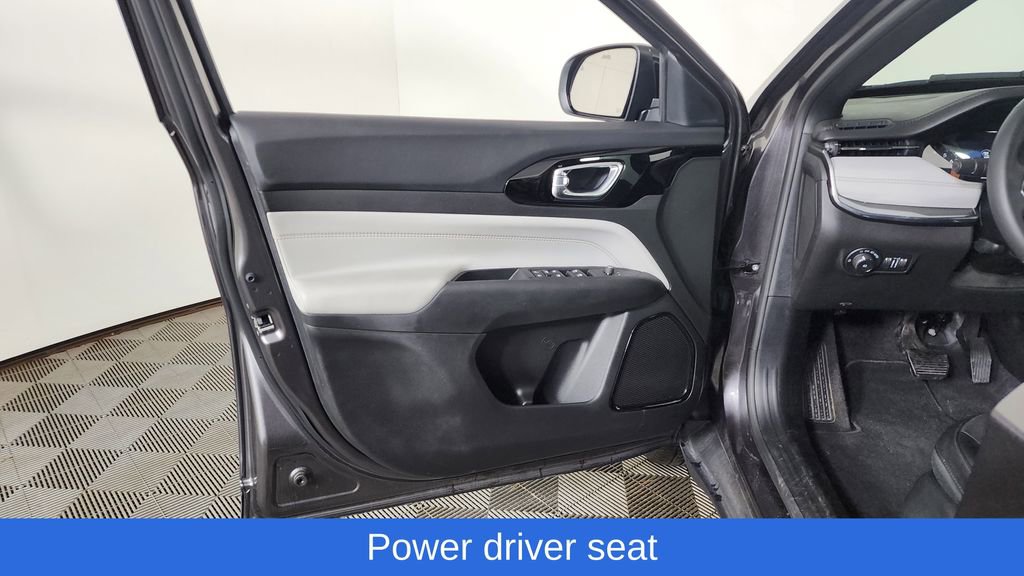 Used 2023 Jeep Compass Limited image 12