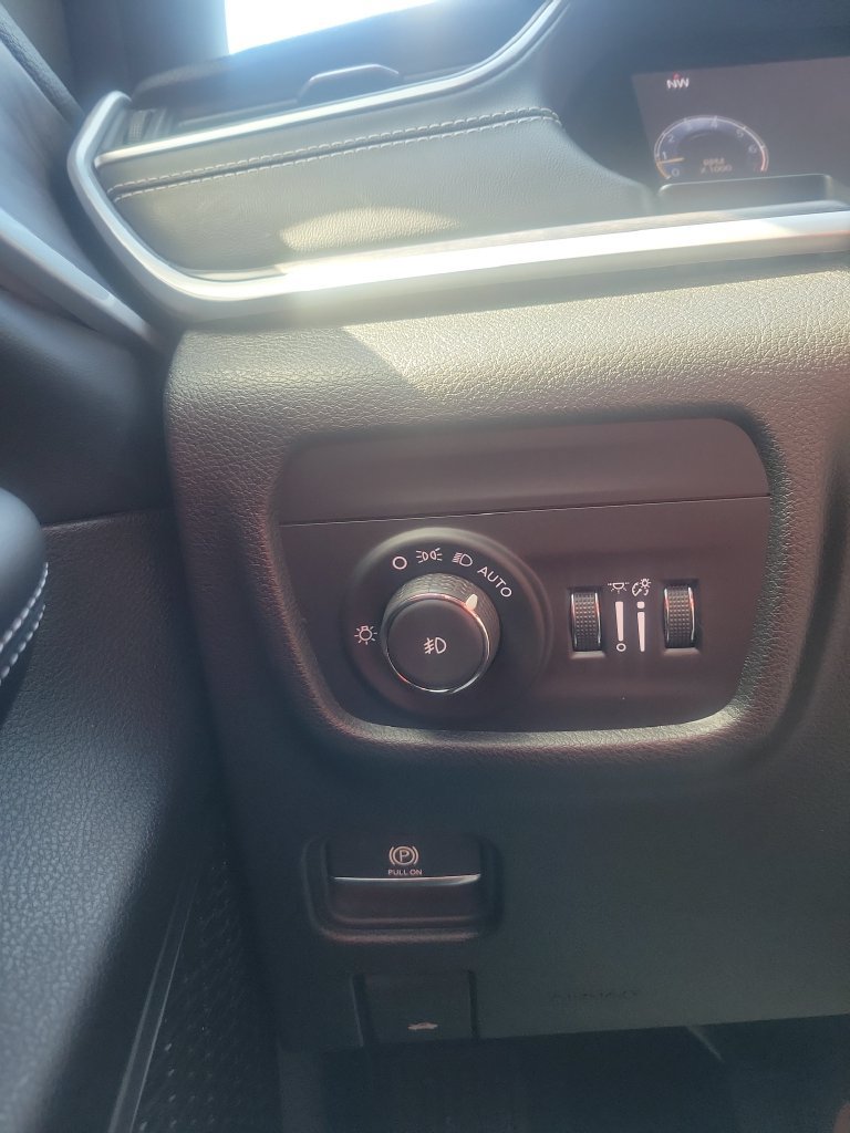 Used 2025 Jeep Grand Cherokee Limited w/ Black Appearance Package RWD image 31