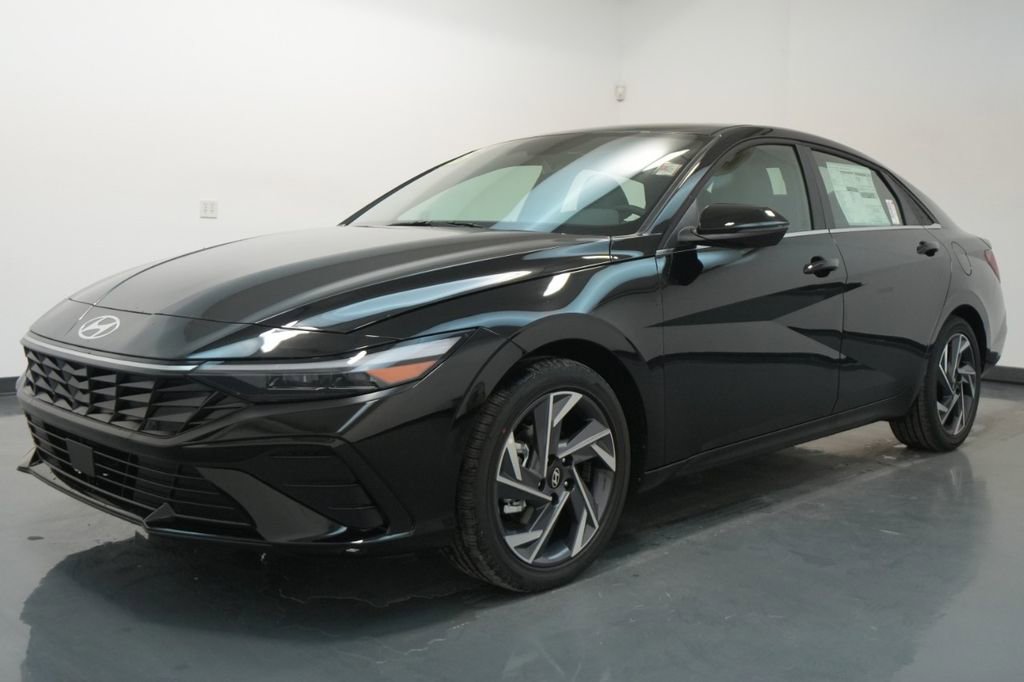 New 2025 Hyundai Elantra Limited image 4