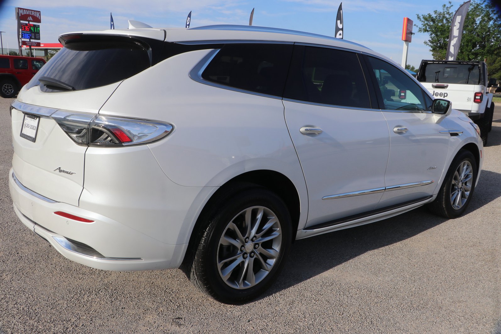 Used 2022 Buick Enclave Avenir w/ Avenir Technology Package AWD/4WD image 7