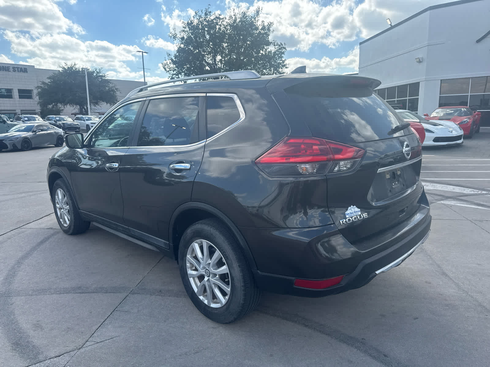 Used 2017 Nissan Rogue SV AWD/4WD image 2
