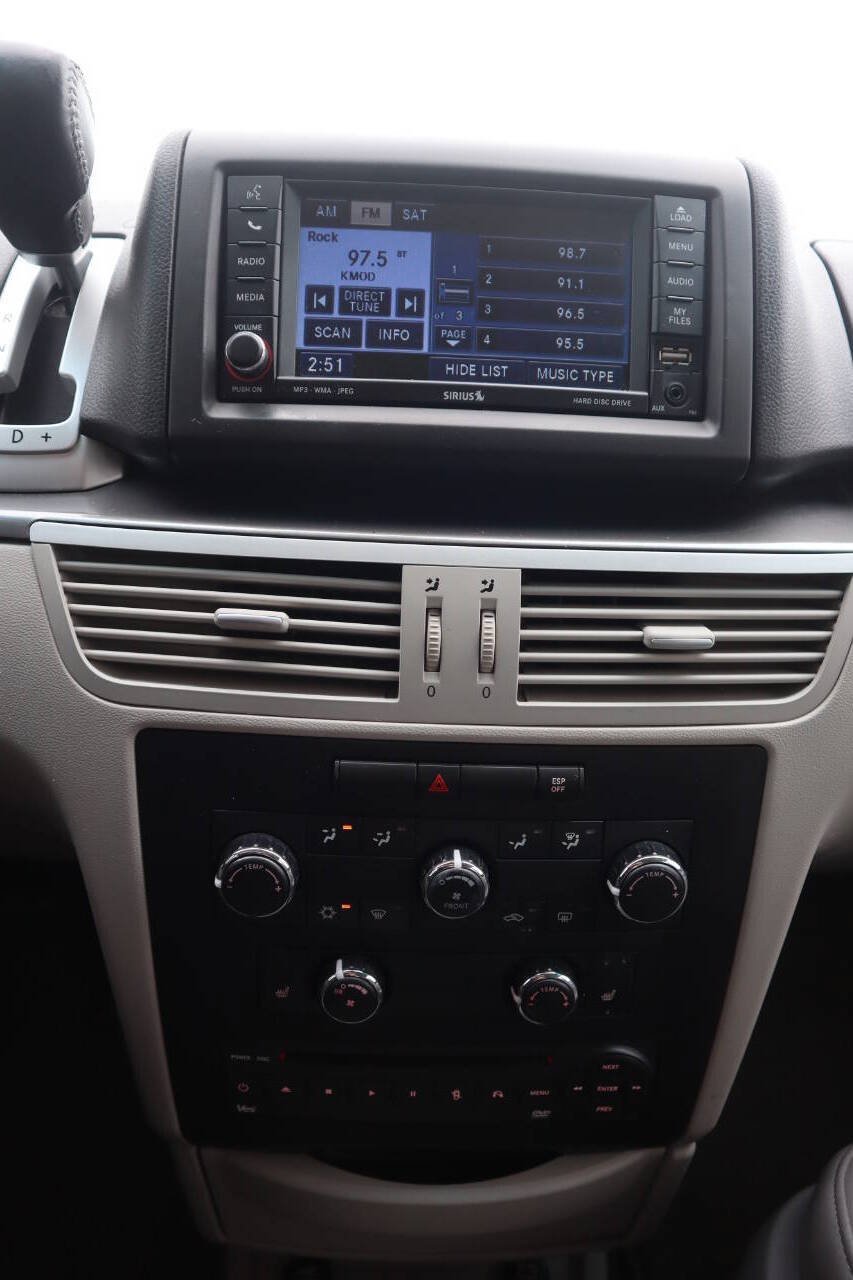 Used 2010 Volkswagen Routan SE FWD image 28