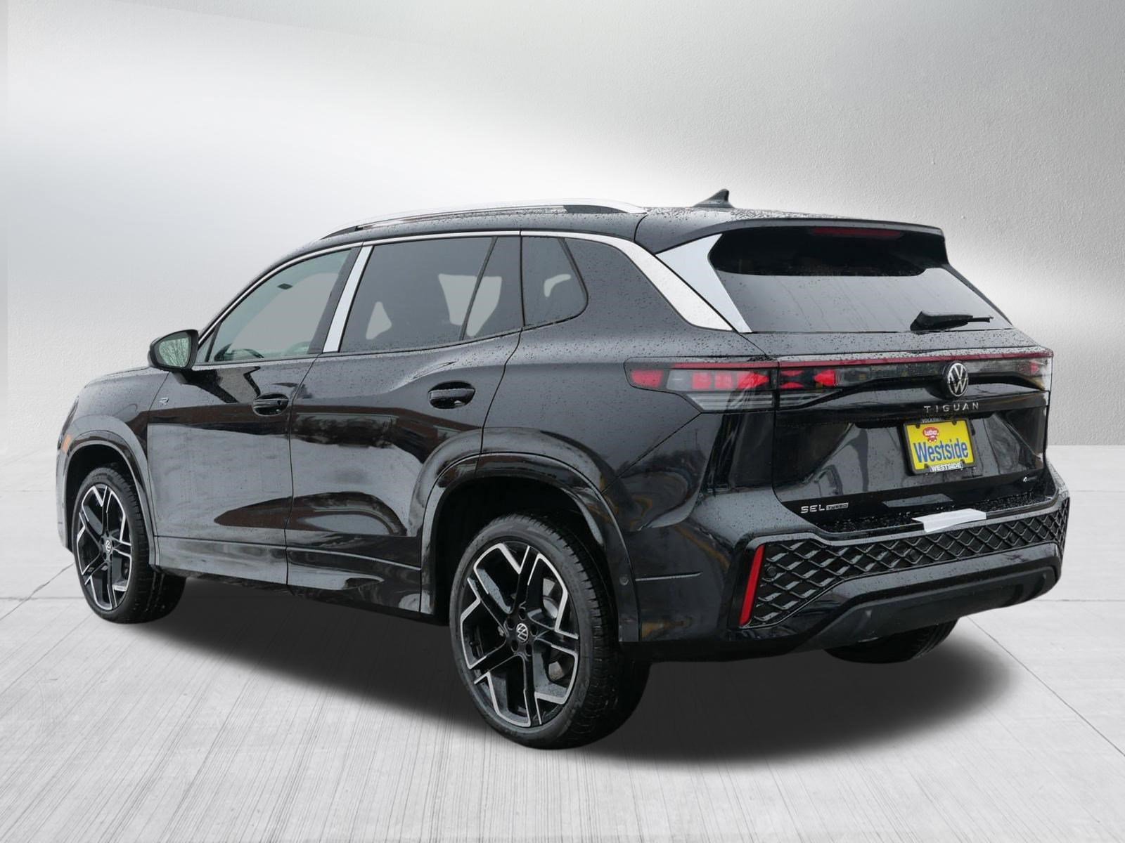 New 2026 Volkswagen Tiguan SEL R-Line image 2