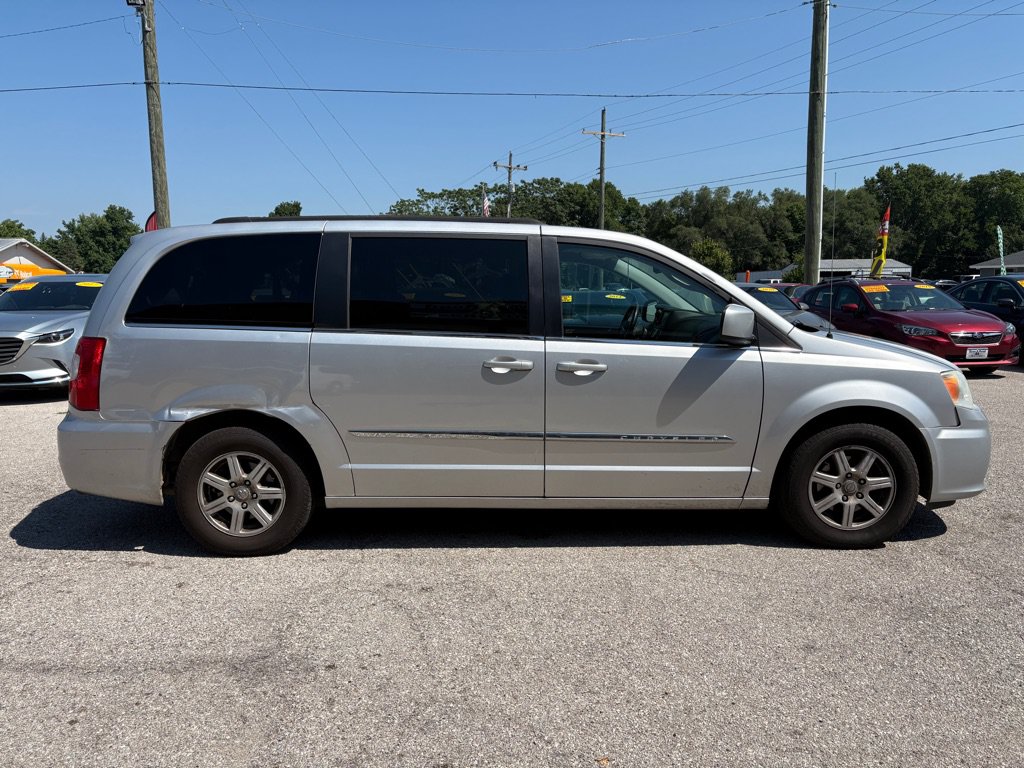 Used 2011 Chrysler Town & Country Touring FWD image 3