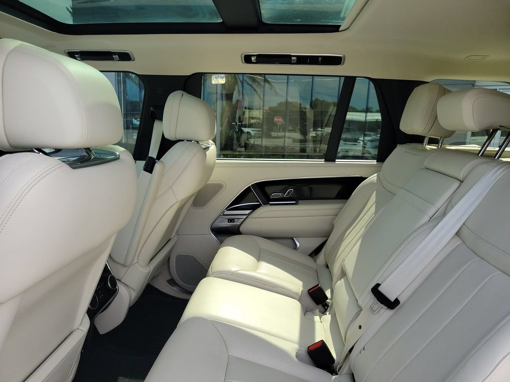 Used 2025 Land Rover Range Rover Long Wheelbase SE AWD/4WD image 16