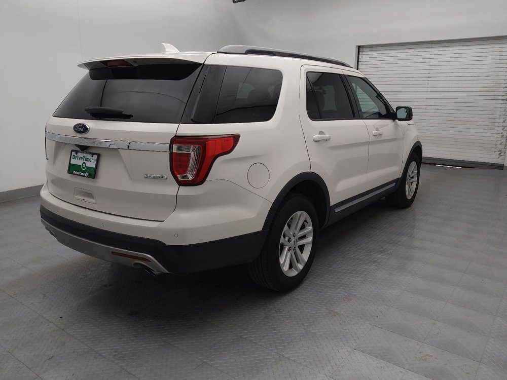 Used 2017 Ford Explorer XLT image 7