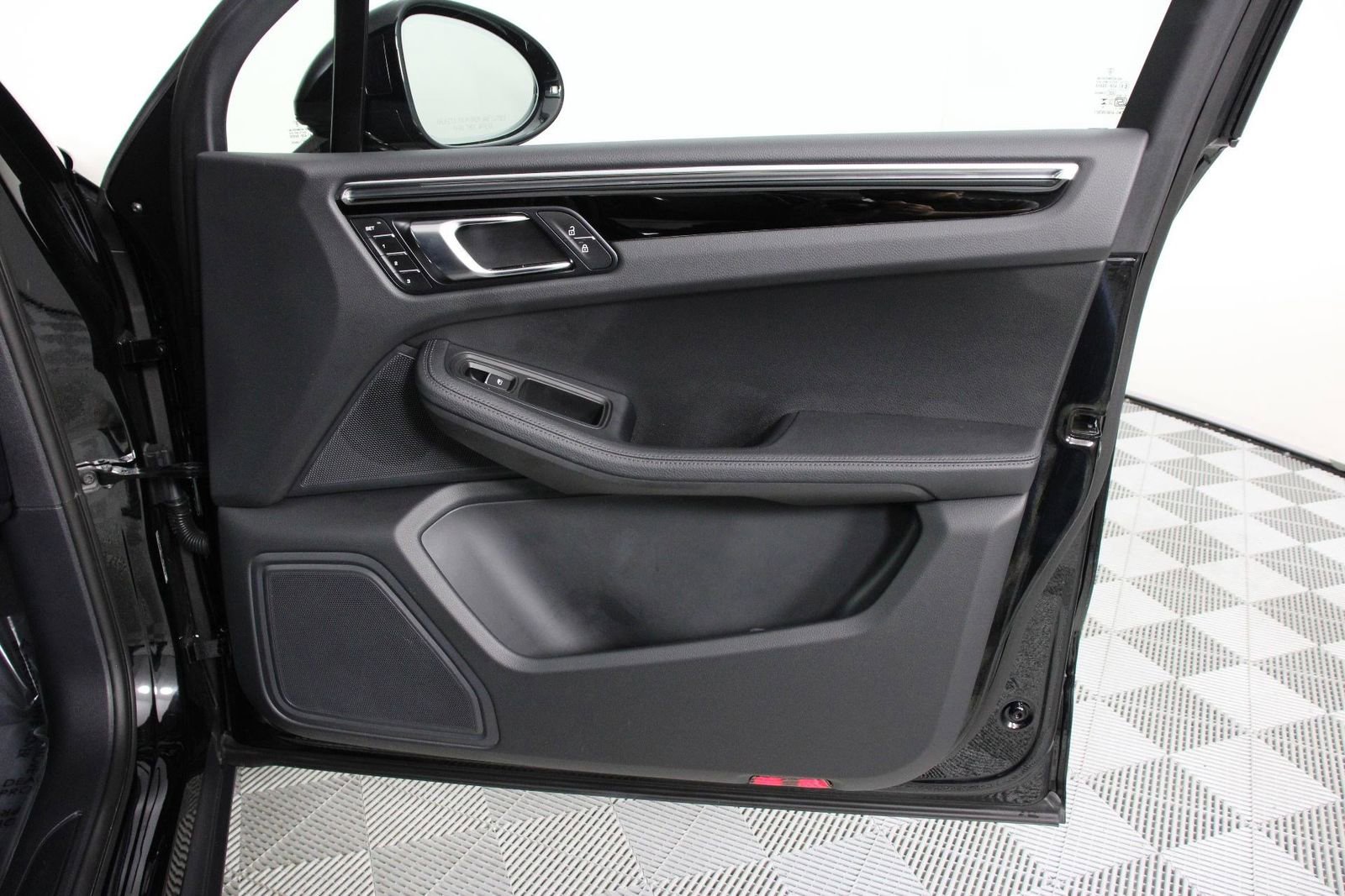 Certified 2026 Porsche Macan image 23