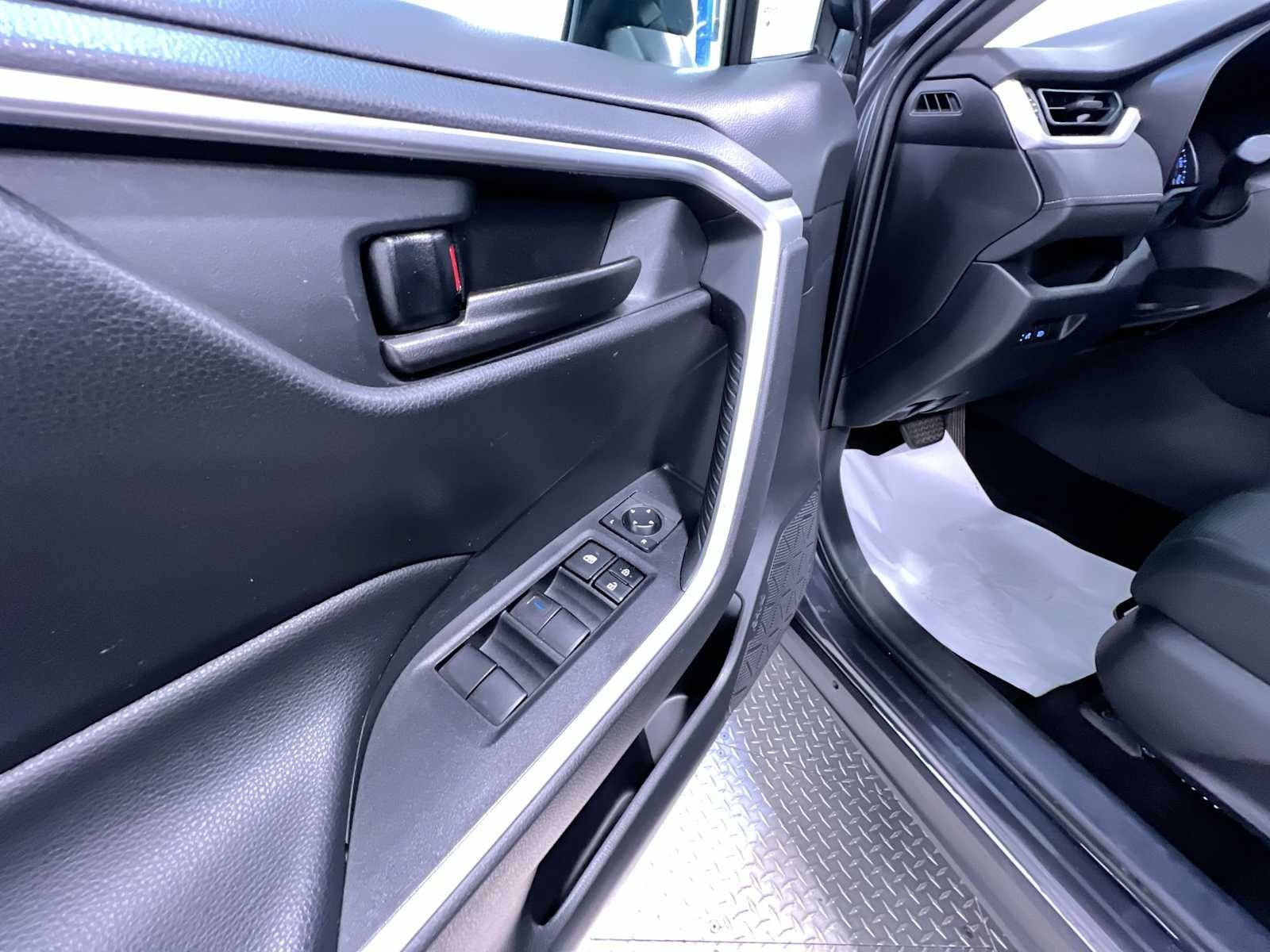 Used 2019 Toyota RAV4 LE w/ Carpet Mat Package FWD image 12