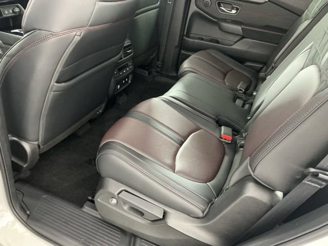 Used 2026 Honda Pilot Black Edition image 10