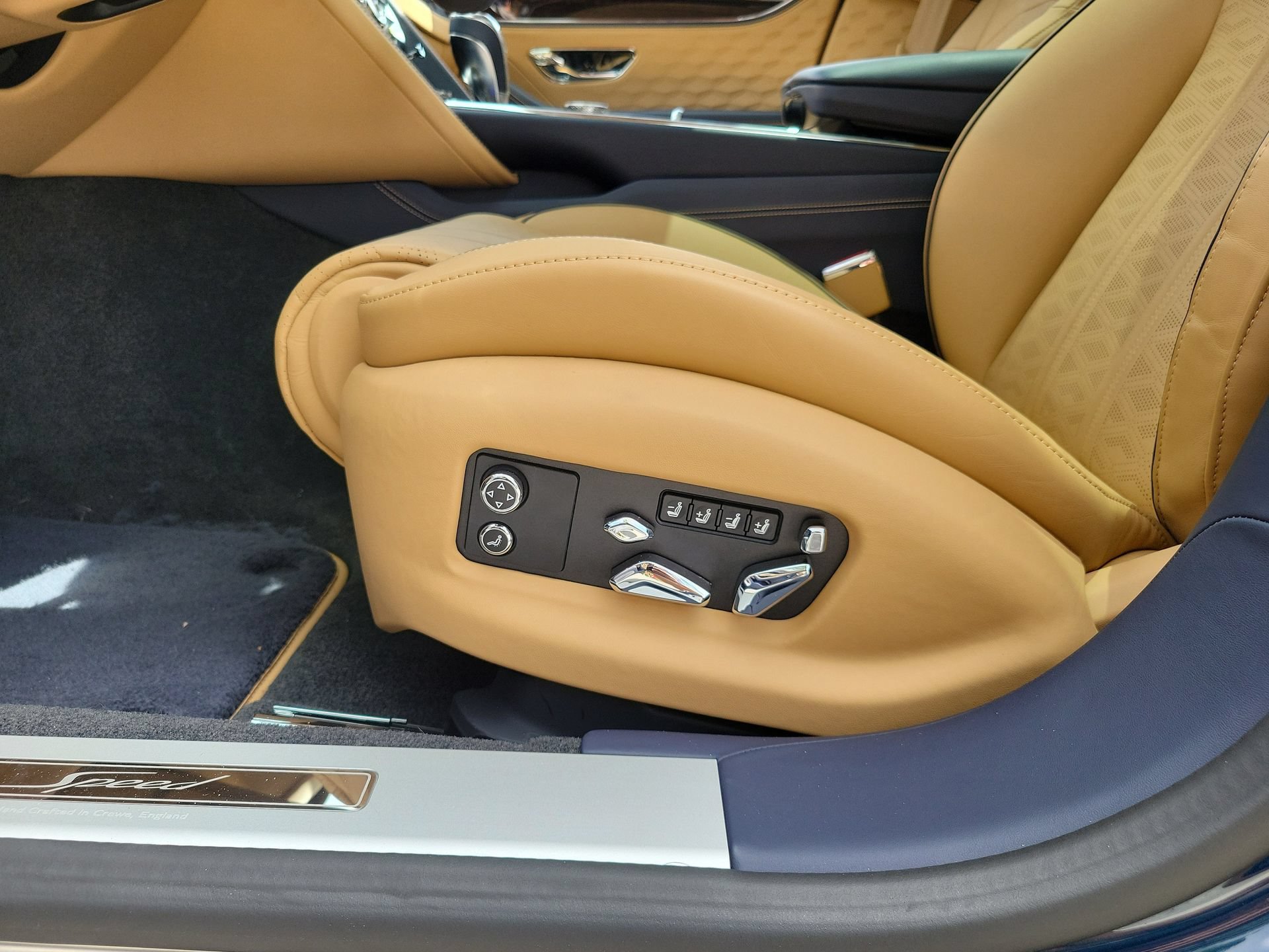 Used 2025 Bentley Flying Spur Plug-In Hybrid AWD/4WD image 52