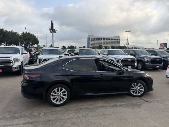 Used 2022 Toyota Camry LE FWD image 3