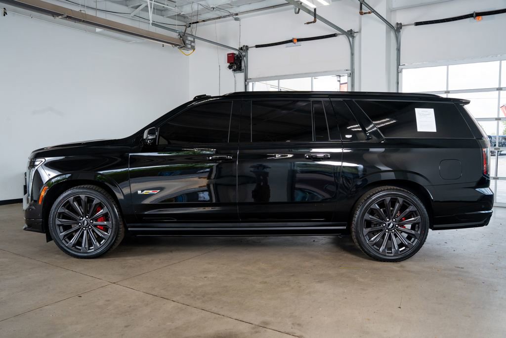 Used 2025 Cadillac Escalade ESV V image 8