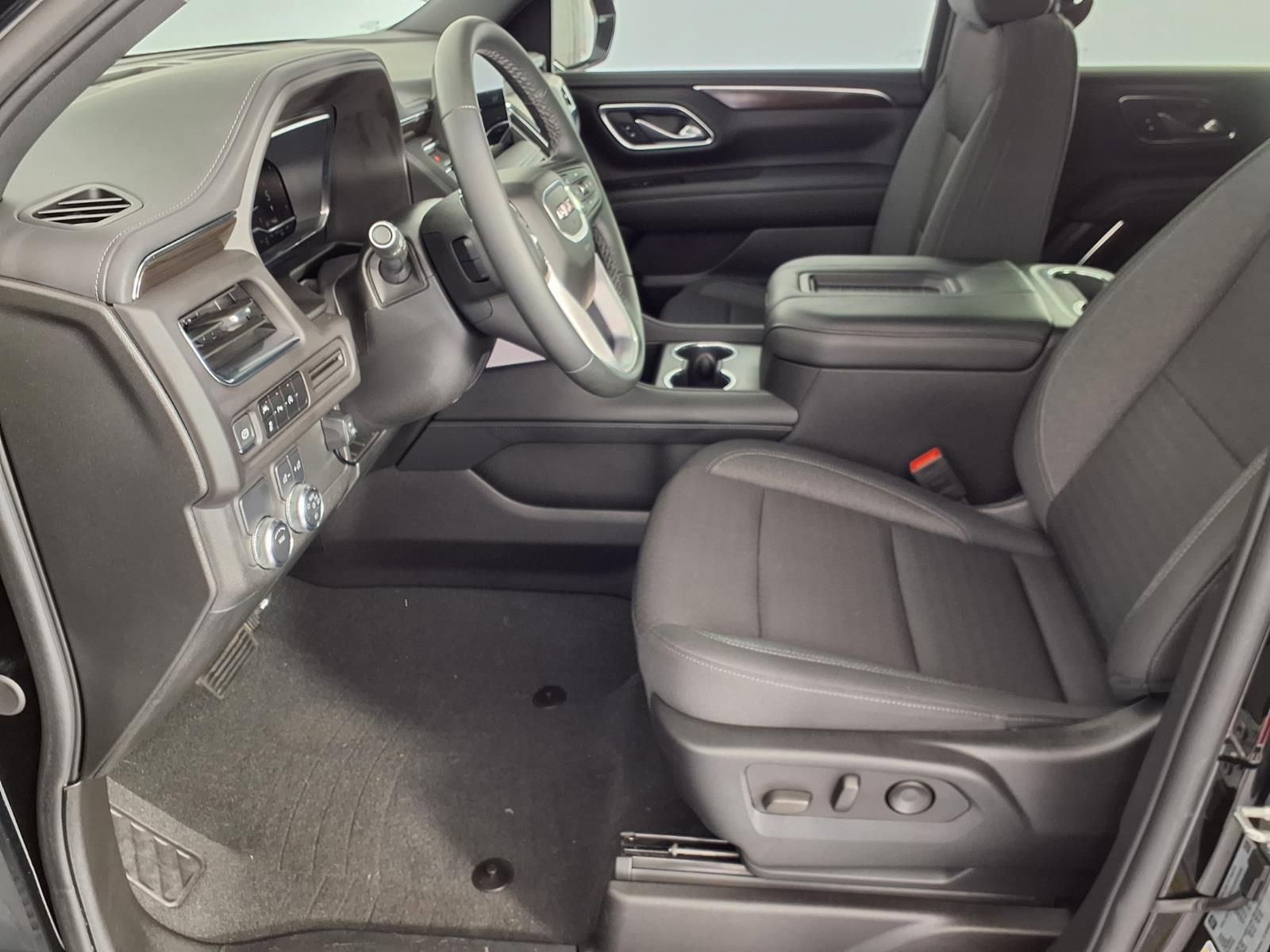 Used 2024 GMC Yukon SLE w/ Gmc Pro Safety Plus Package image 13
