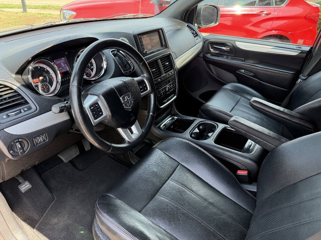 Used 2011 Dodge Grand Caravan R/T w/ Entertainment Group 1 FWD image 10