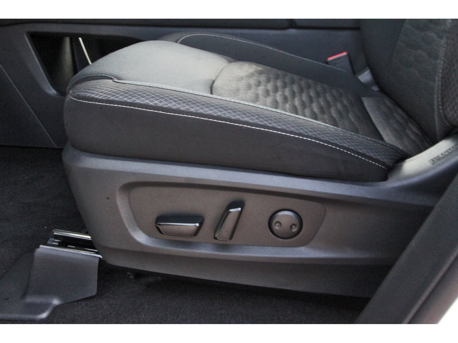 Certified 2025 Nissan Pathfinder SV w/ SV Premium Package FWD image 29