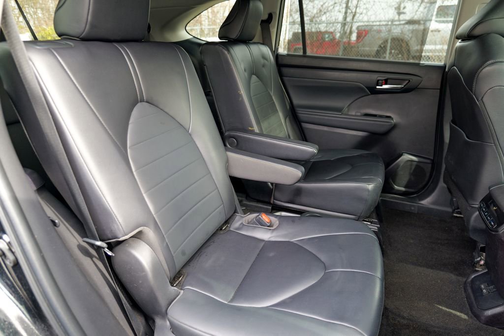 Used 2023 Toyota Highlander XLE AWD/4WD image 29
