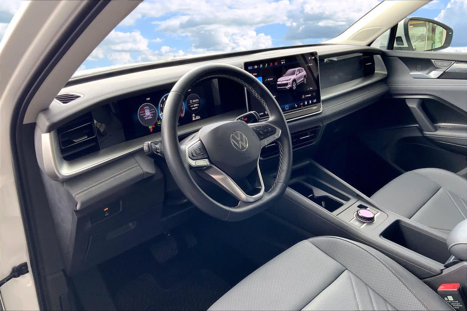 Certified 2026 Volkswagen Tiguan SE FWD image 2
