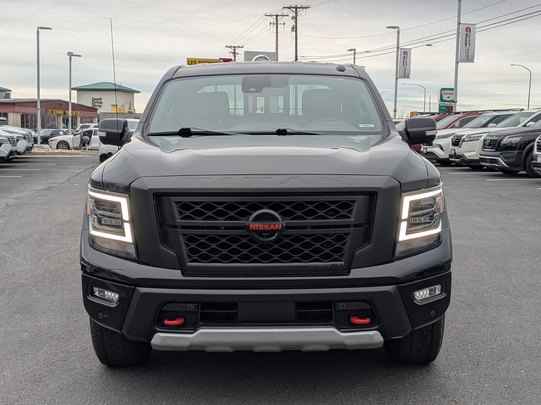 Used 2021 Nissan Titan PRO-4X w/ Pro-4x Convenience Package image 11