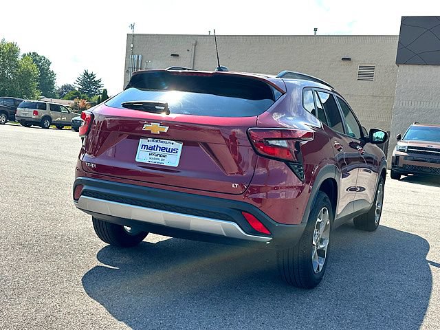 Used 2024 Chevrolet Trax LT w/ Sunroof Package FWD image 4