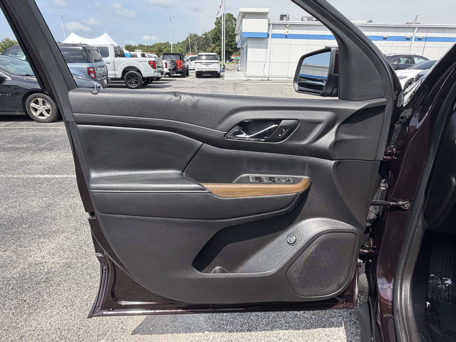 Used 2020 GMC Acadia SLE w/ Driver Convenience Package FWD image 18
