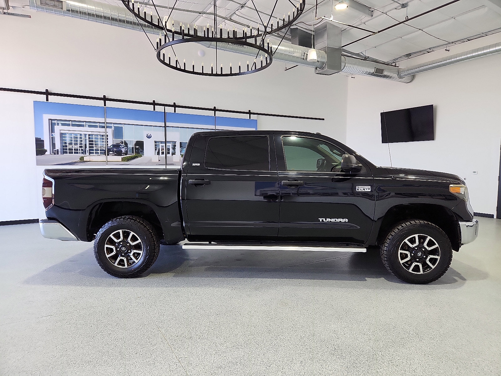 Used 2019 Toyota Tundra SR5 w/ SR5 Upgrade Package AWD/4WD image 2