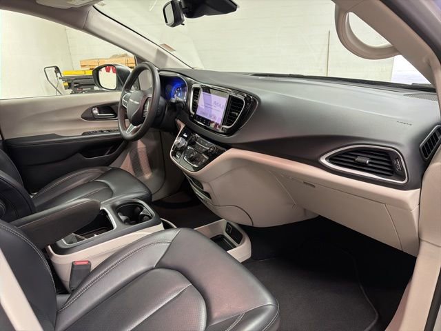 Used 2023 Chrysler Pacifica Touring-L image 21