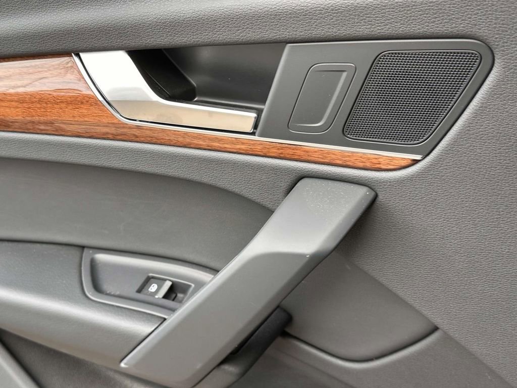 Used 2023 Audi Q5 2.0T Premium w/ Convenience Package image 21