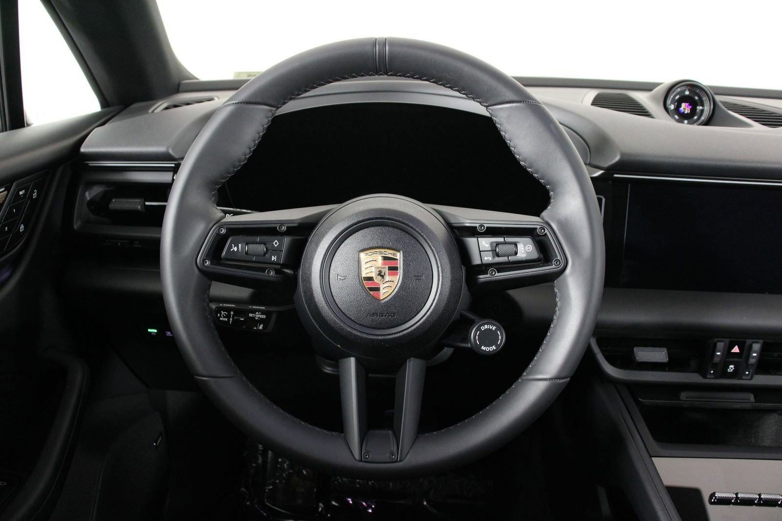 Certified 2025 Porsche Macan Electric RWD image 12