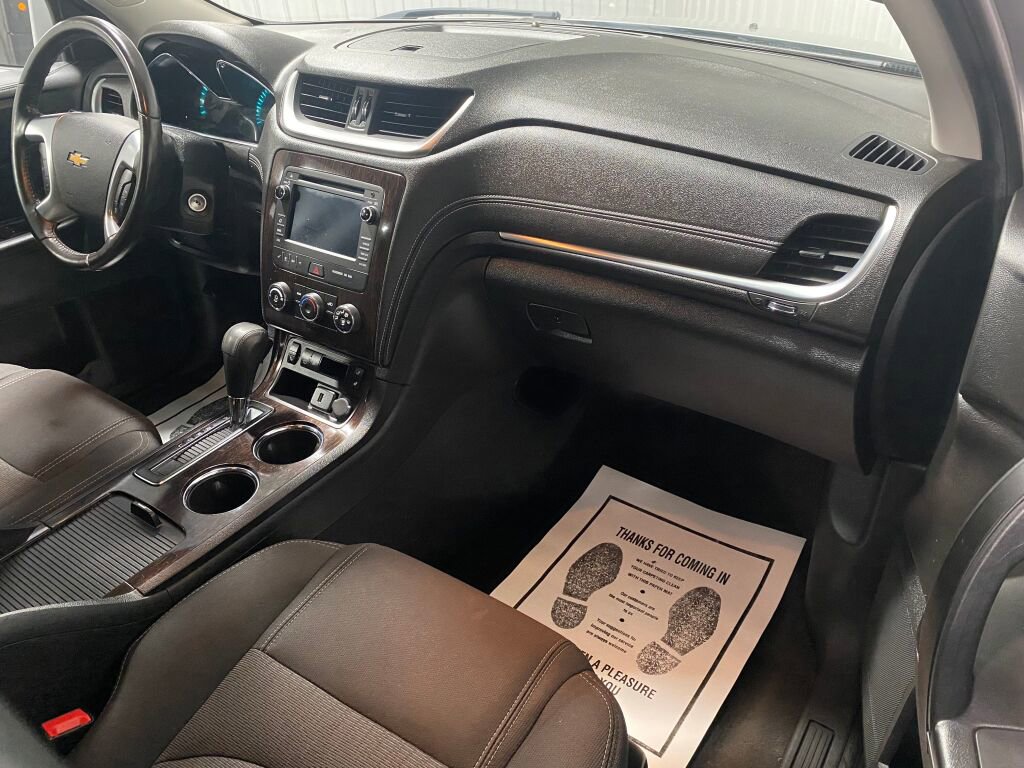 Used 2017 Chevrolet Traverse LT w/ Style and Technology Package image 3