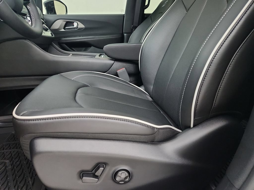 New 2027 Chrysler Pacifica Limited AWD/4WD image 19