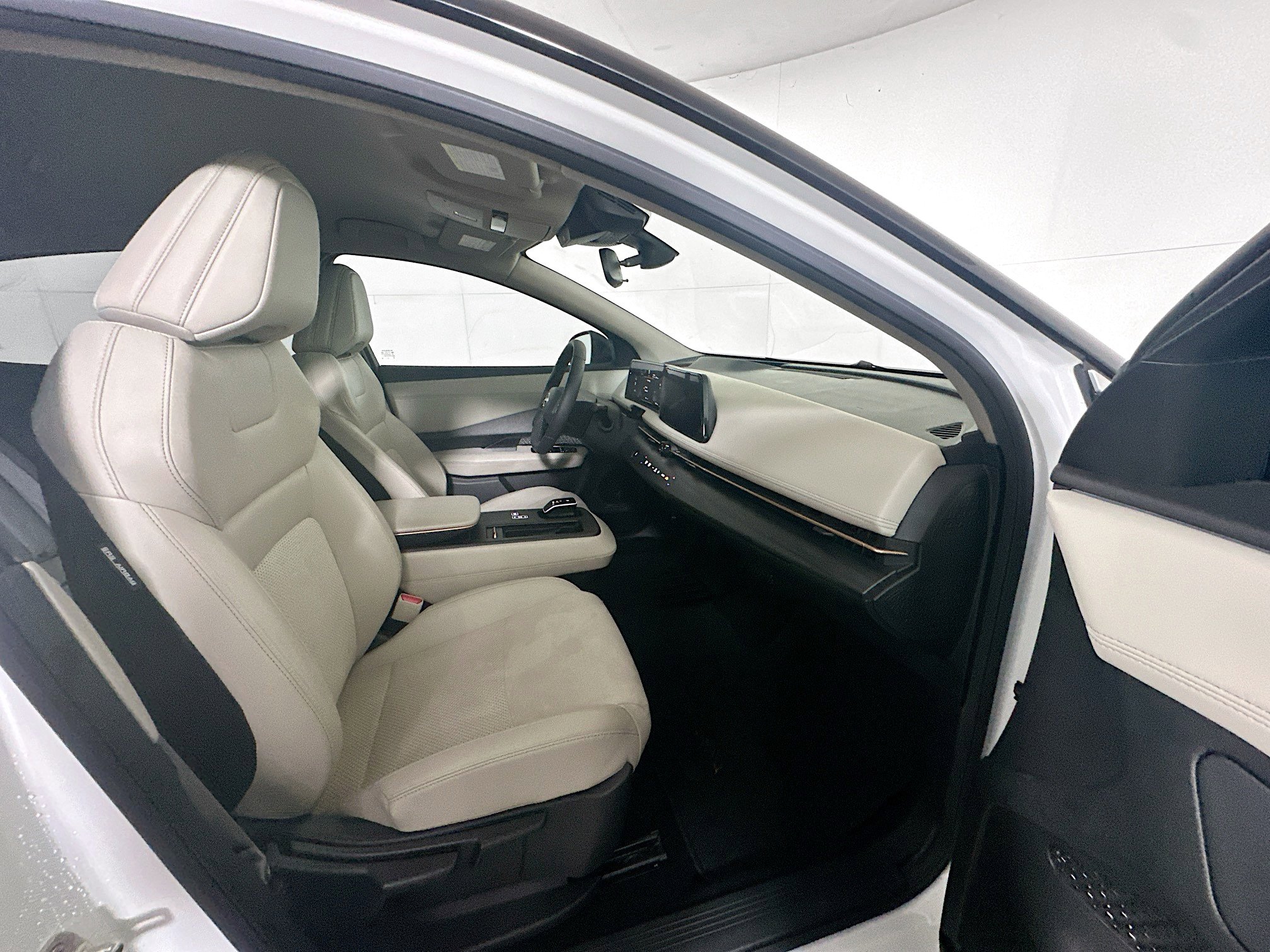 Used 2023 Nissan Ariya FWD image 30