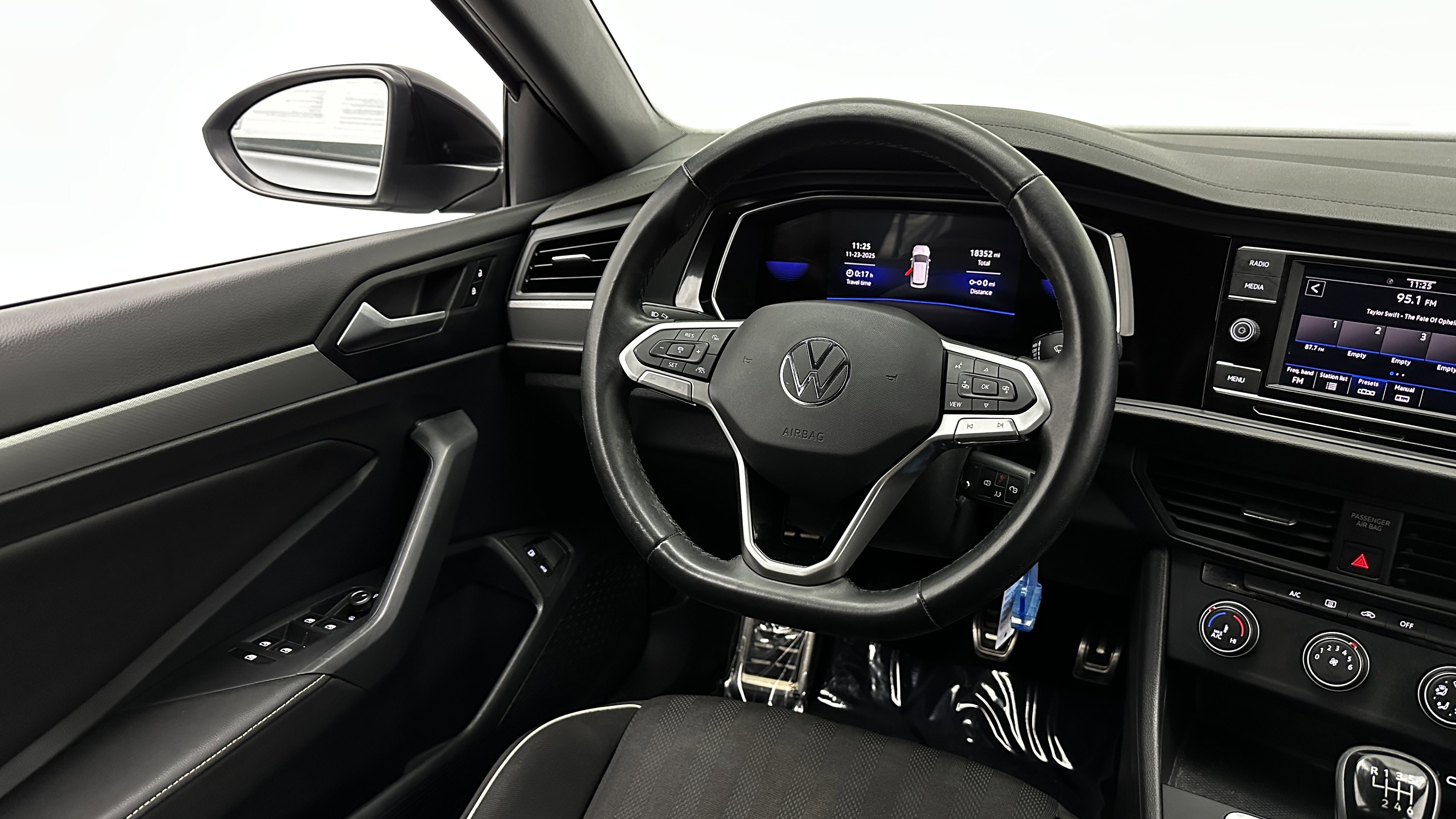 Used 2023 Volkswagen Jetta Sport image 22