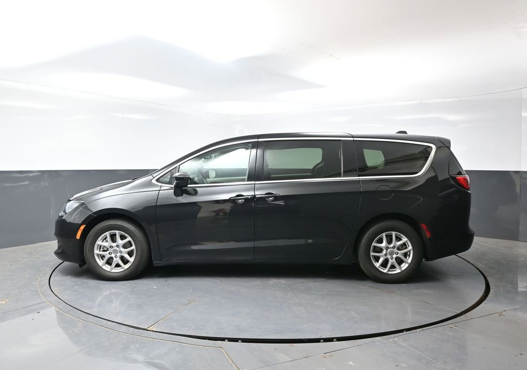 Used 2023 Chrysler Voyager LX FWD image 11