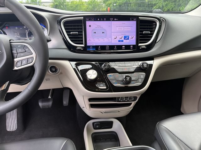 Used 2023 Chrysler Pacifica Touring-L FWD image 20