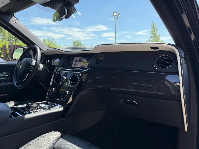 Used 2022 Rolls-Royce Cullinan Black Badge w/ Dark Exterior Package AWD/4WD image 36
