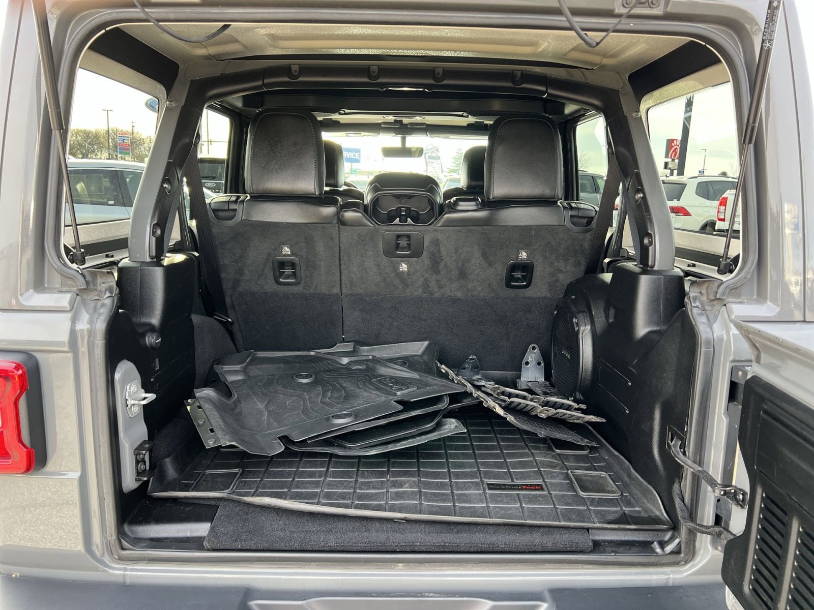 Used 2020 Jeep Wrangler Unlimited Sahara image 24